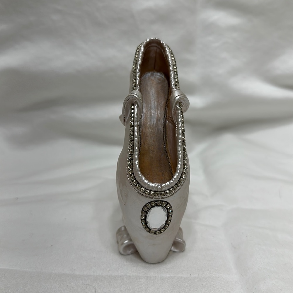 Ballerina toe shoe statue